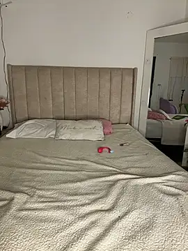 Roxanne 08 online show from 12-22-25, 11:05