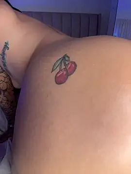 Roxanne 08 online show from 12-13-25, 08:04