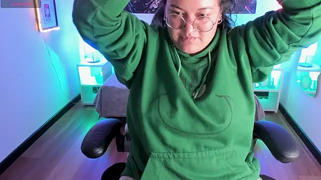 lucky-leah online show from 12-20-25, 04:15