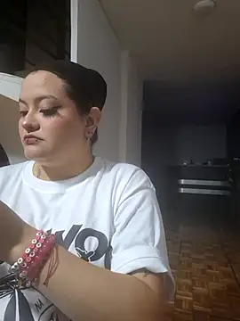 Snapshot of lucky-leah chatting on 09-21-25, 04:28 lucky-leah online show from 09-21-25, 04:28
