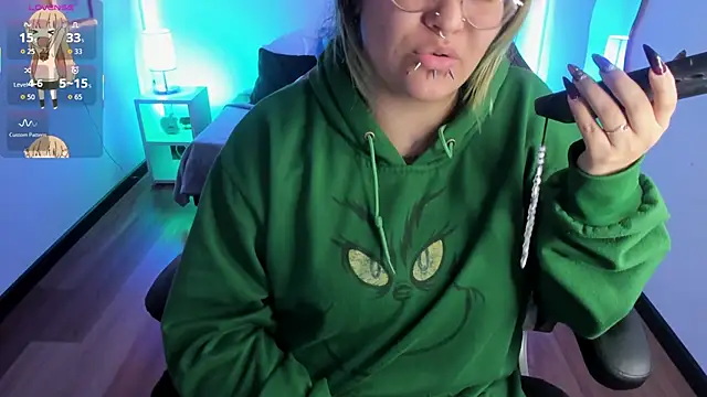 Snapshot of lucky-leah chatting on 10-22-25, 04:01 lucky-leah online show from 10-22-25, 04:01