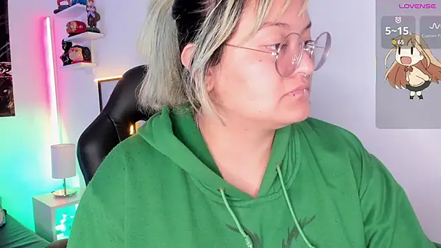 Snapshot of lucky-leah chatting on 09-14-25, 03:51 lucky-leah online show from 09-14-25, 03:51