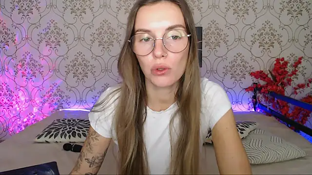 Snapshot of JulDoll chatting on 10-19-25, 02:25 JulDoll online show from 10-19-25, 02:25