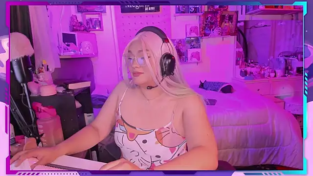 Snapshot of MegariaB chatting on 10-28-25, 03:51 MegariaB online show from 10-28-25, 03:51