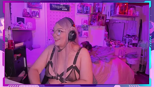 Snapshot of MegariaB chatting on 10-17-25, 04:05 MegariaB online show from 10-17-25, 04:05