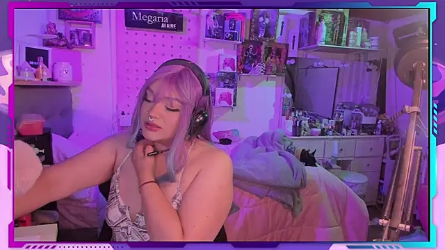 Snapshot of MegariaB chatting on 10-09-25, 04:02 MegariaB online show from 10-09-25, 04:02