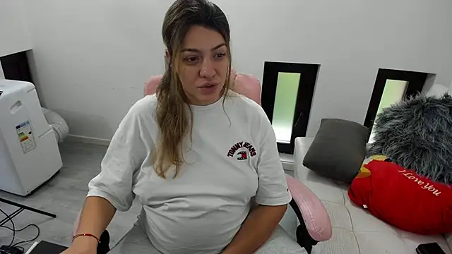 Dyana Kaylinn online show from 06-12-26, 05:05