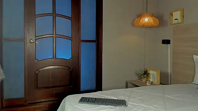 nayah   online show from 10-18-25, 07:49