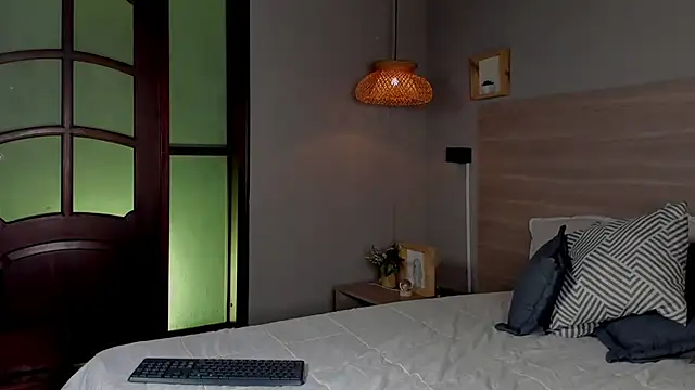 nayah   online show from 10-21-25, 08:30