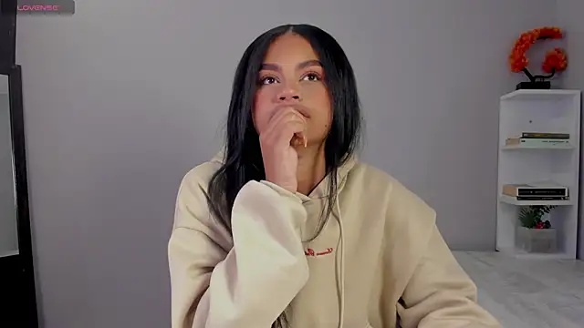 nayah   online show from 11-28-25, 01:00