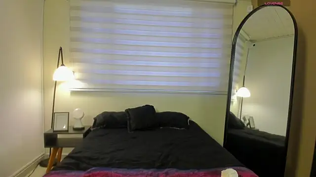 nayah   online show from 04-12-26, 02:53