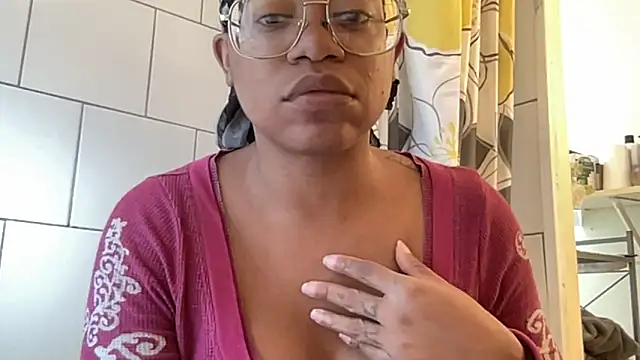 Snapshot of MommyConfident chatting on 09-21-25, 06:13 MommyConfident online show from 09-21-25, 06:13