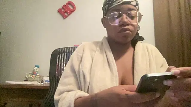 MommyConfident online show from 10-30-25, 01:31