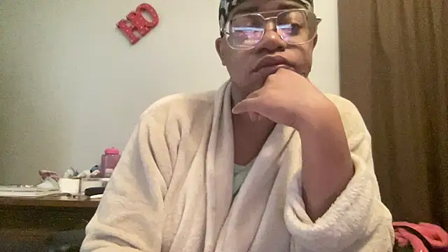 MommyConfident online show from 11-25-25, 02:06