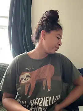 VanessaBling online show from 11-19-25, 04:07