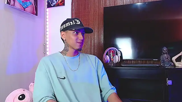 Liam lee online show from 11-25-25, 02:39