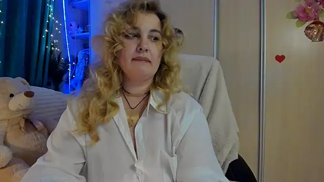 CoraSwon online show from 03-18-26, 06:09