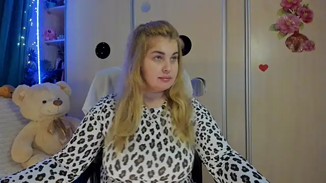 CoraSwon online show from 03-02-26, 05:42