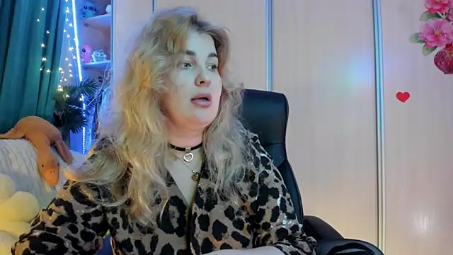 CoraSwon online show from 02-25-26, 06:08