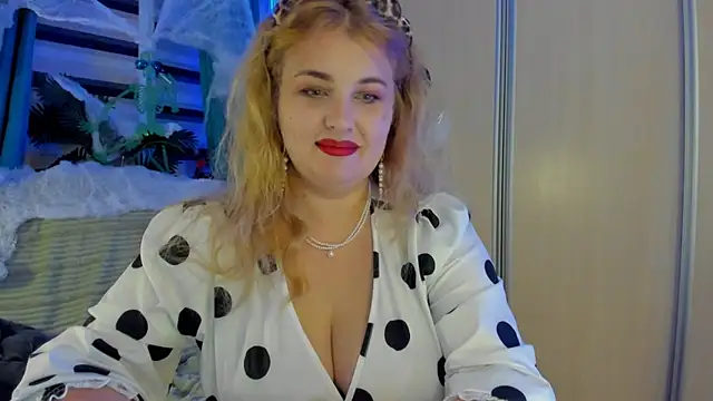 CoraSwon online show from 10-31-25, 10:38