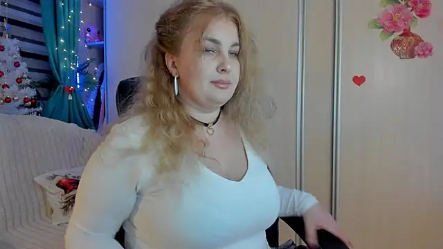 CoraSwon online show from 12-20-25, 06:22