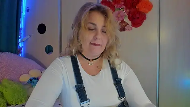 Snapshot of CoraSwon chatting on 09-15-25, 06:52 CoraSwon online show from 09-15-25, 06:52