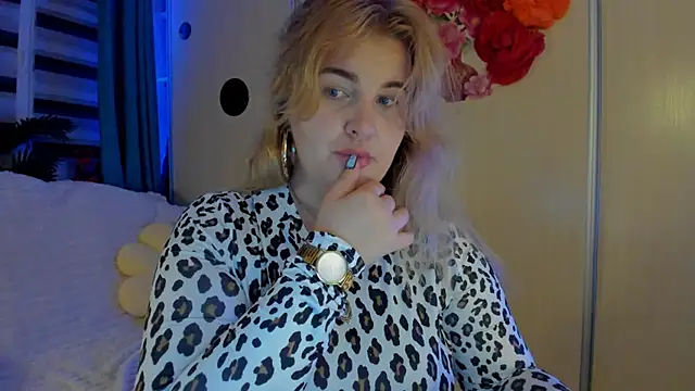 CoraSwon online show from 10-31-25, 01:13