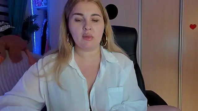 CoraSwon online show from 02-17-26, 07:33