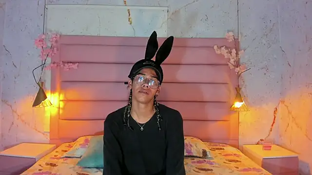 Maxim-Walker online show from 10-28-25, 03:07