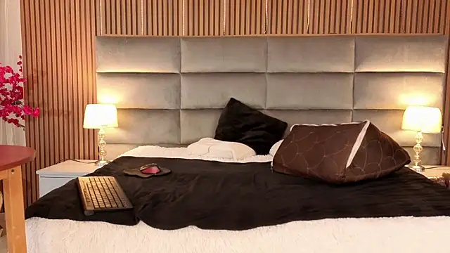 GianellaCox  online show from 10-03-25, 01:23