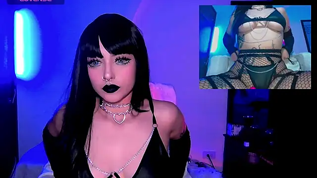 Snapshot of HollyDominic chatting on 02-28-25, 05:04 HollyDominic online show from 02-28-25, 05:04
