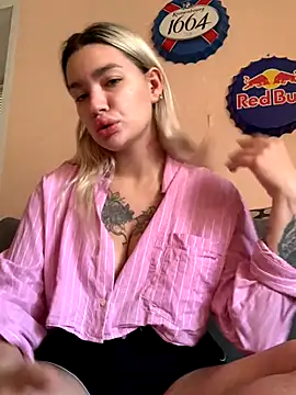Snapshot of Sextazy chatting on 09-15-25, 10:59 Sextazy online show from 09-15-25, 10:59