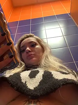 Snapshot of Sextazy chatting on 12-21-24, 02:04 Sextazy online show from 12-21-24, 02:04