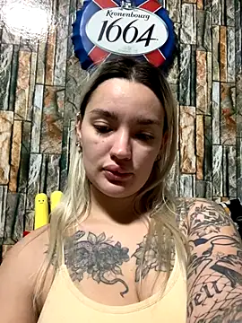 Snapshot of Sextazy chatting on 10-17-25, 02:19 Sextazy online show from 10-17-25, 02:19