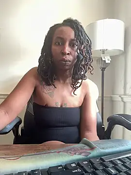 Snapshot of LeyaHoneybuns chatting on 02-19-25, 07:16 LeyaHoneybuns online show from 02-19-25, 07:16