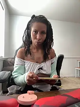 Snapshot of LeyaHoneybuns chatting on 11-03-25, 05:05 LeyaHoneybuns online show from 11-03-25, 05:05