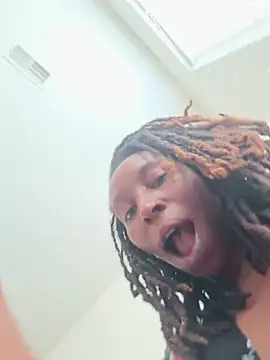 Snapshot of LeyaHoneybuns chatting on 01-08-25, 03:39 LeyaHoneybuns online show from 01-08-25, 03:39