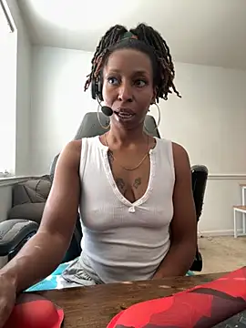 Snapshot of LeyaHoneybuns chatting on 11-04-25, 05:28 LeyaHoneybuns online show from 11-04-25, 05:28