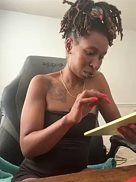 Snapshot of LeyaHoneybuns chatting on 10-20-25, 03:12 LeyaHoneybuns online show from 10-20-25, 03:12