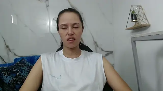 Lindsey8 online show from 05-17-26, 01:44