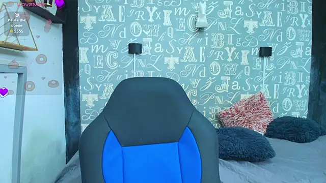 Lindsey8 online show from 10-31-25, 01:52