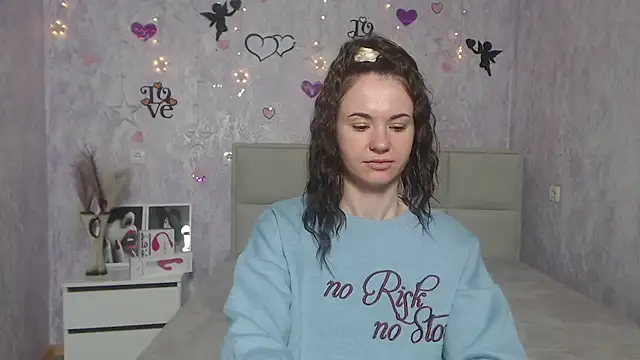 Snapshot of KaraCriegs chatting on 03-06-25, 01:37 KaraCriegs online show from 03-06-25, 01:37