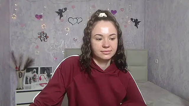 Snapshot of KaraCriegs chatting on 03-12-25, 09:35 KaraCriegs online show from 03-12-25, 09:35