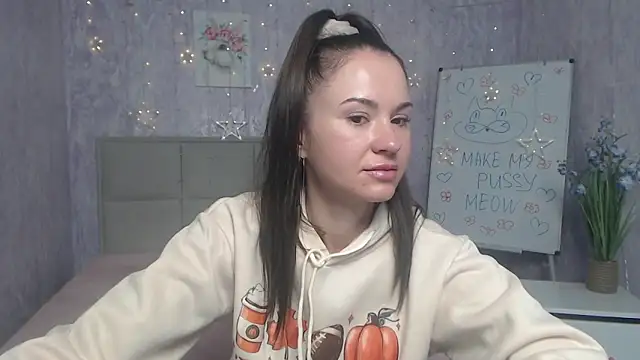 Snapshot of KaraCriegs chatting on 09-27-25, 05:30 KaraCriegs online show from 09-27-25, 05:30