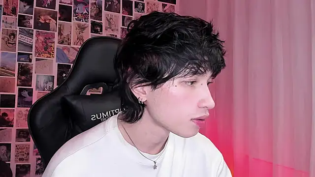 Snapshot of liamelf chatting on 10-16-25, 02:31 liamelf online show from 10-16-25, 02:31