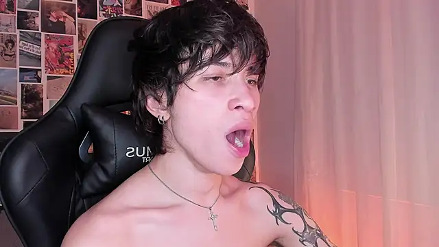 Snapshot of liamelf chatting on 12-27-24, 10:12 liamelf online show from 12-27-24, 10:12