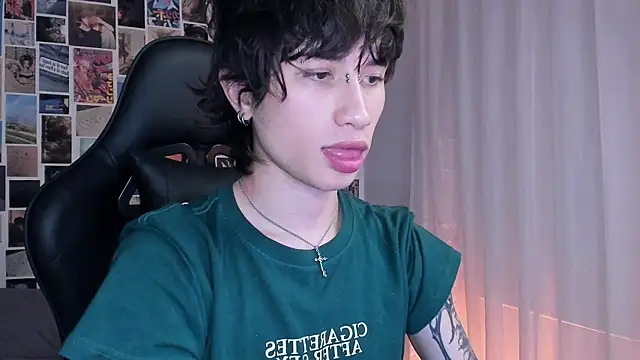 Snapshot of liamelf chatting on 01-16-25, 06:25 liamelf online show from 01-16-25, 06:25