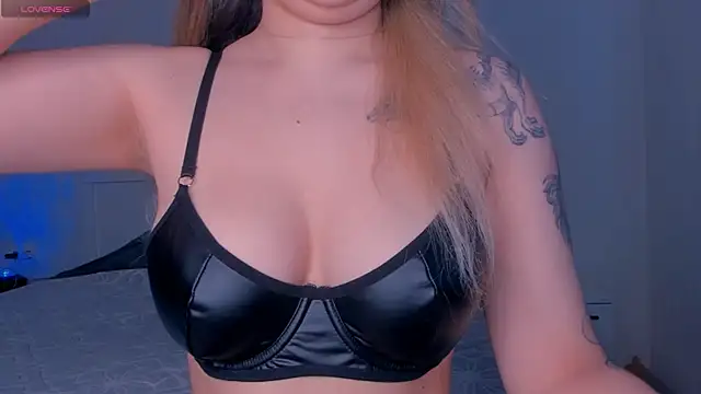 Snapshot of MeowRinnie chatting on 10-01-25, 10:09 MeowRinnie online show from 10-01-25, 10:09