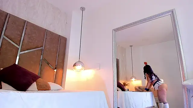 Martinaa Jones  online show from 10-22-25, 08:41