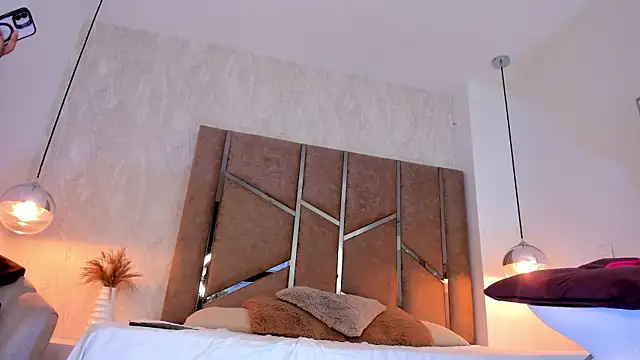 Martinaa Jones  online show from 10-21-25, 07:35